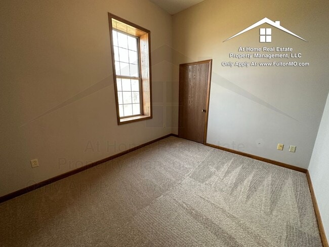 Building Photo - 101 East 10th Street, Apartment 13