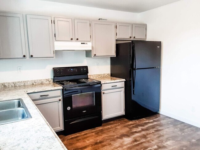 Building Photo - 4 Bed/ 2 Bath Townhome!