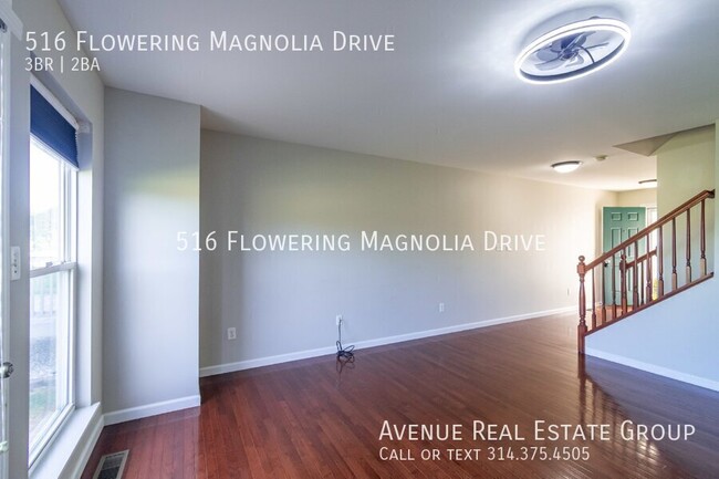 Building Photo - Bright End-Unit Townhome in Magnolia Village!