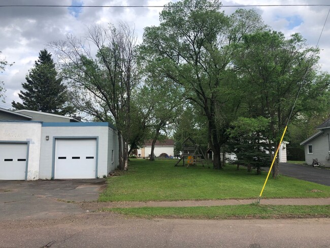 Building Photo - Charming 3-Bedroom Cloquet Home with Spacious Lot, Garage & Prime Location Near Parks and Golf