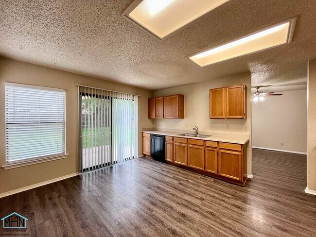 Building Photo - 8143 Chestnut Manor Dr