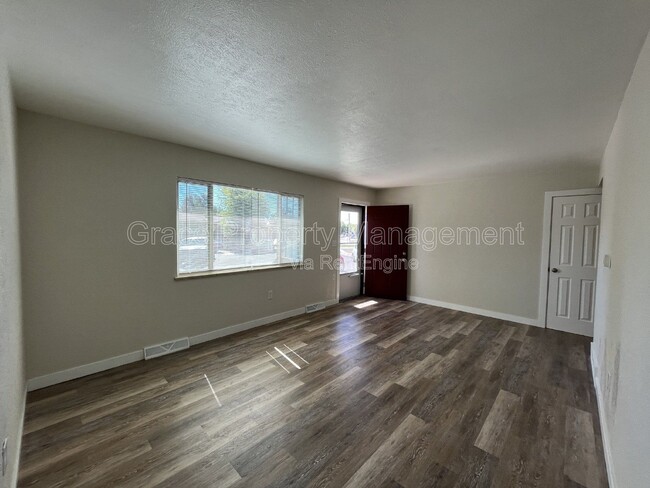 Building Photo - 543 S 1st Way