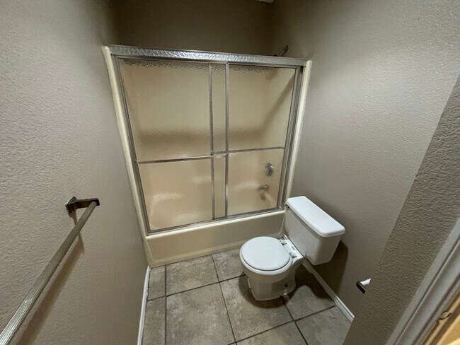 Building Photo - 2 bed 2 bath townhome