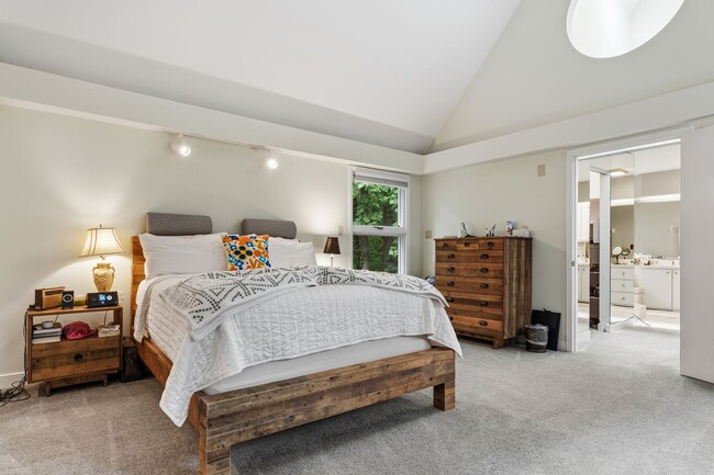 Building Photo - Contemporary 4bd/3.5ba Near Hope Valley + Home Equidistant to Downtown Durham & Chapel Hill!