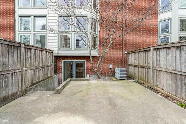 Building Photo - 512 Lockerbie Cir N