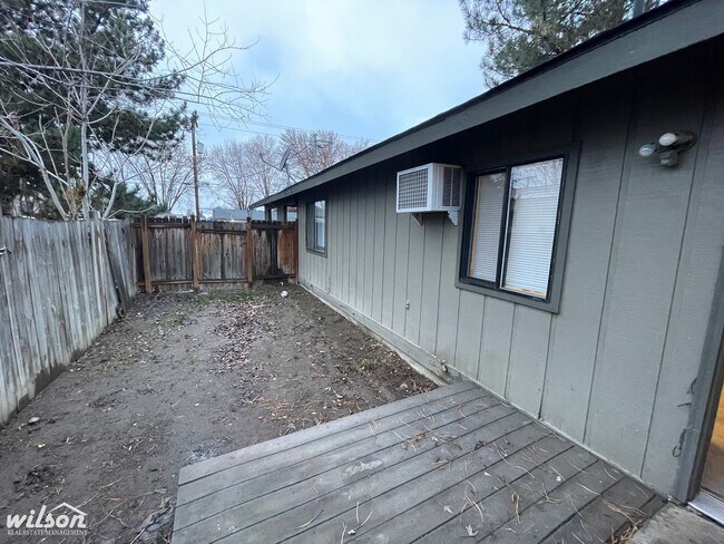 Building Photo - 1206 S Voelker Ave