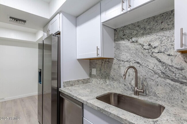 Building Photo - 7557 N Dreamy Draw Dr