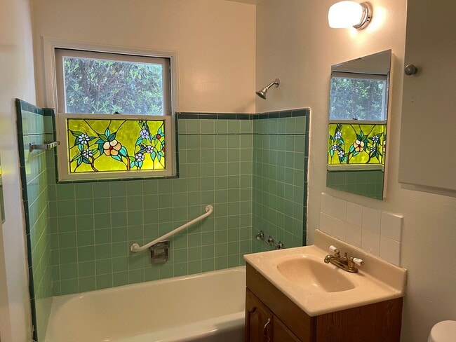 Building Photo - Charming 3 Bedroom 2 Bath Single Family Ho...