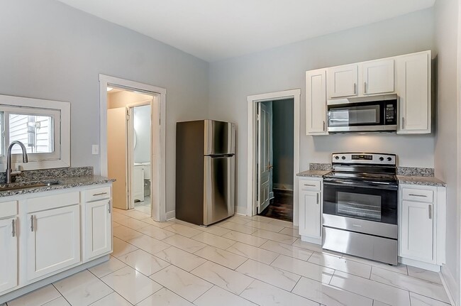 Building Photo - Three Bedroom In Dayton Available Now!