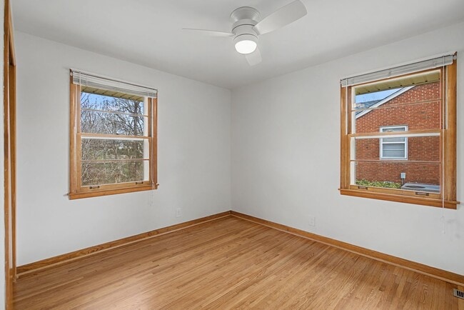 Building Photo - Mid Century Modern in Donelson with 4 bed 2bath, pet friendly, 2 car garage, and potential music ...