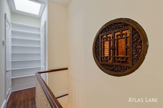 Building Photo - Professionally Managed & Recently Renovate...