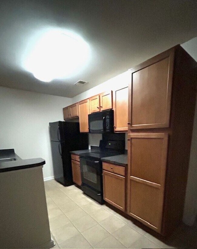 Building Photo - Quaint 3BR /2BA home with new carpet!