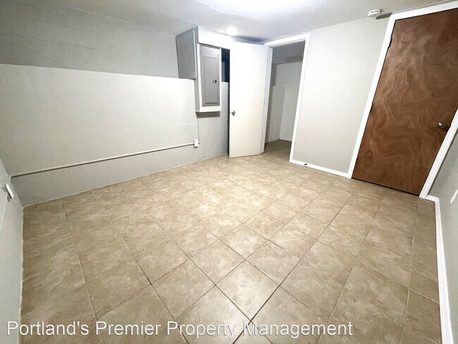 Building Photo - 4 br, 1 bath House - 9312 E Burnside Street