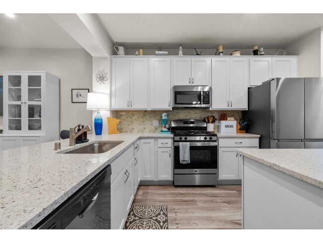 Building Photo - 775 Roselyn Dr