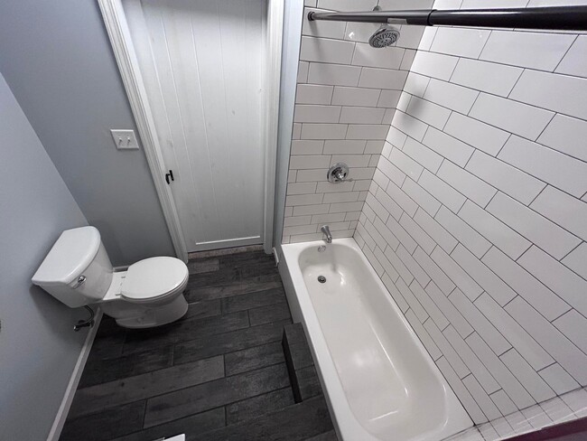 Building Photo - 2757 Dekalb St