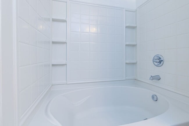 Building Photo - Cozy Greensboro 2 Bedroom 2 Bathroom Condo