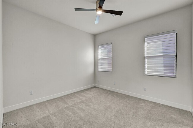 Building Photo - 68 Grey Feather Dr