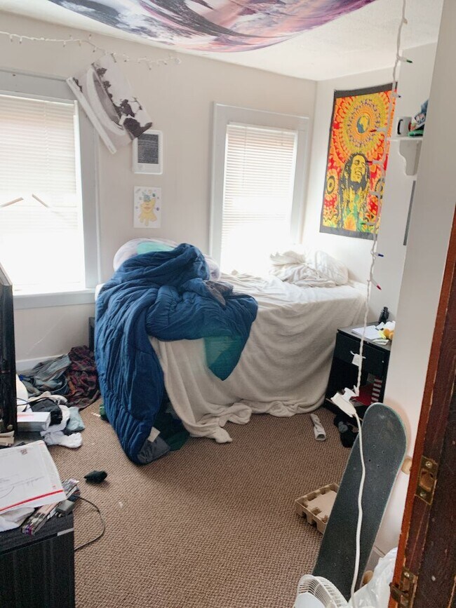 Building Photo - PRELEASE: 7 bdrm/2 bath in the York Neighborhood!