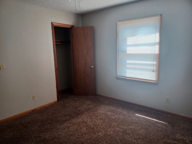 Building Photo - Spacious 3 bedroom / 1 bath home on South side