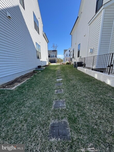 Building Photo - 25549 Byrnes Crossing Dr