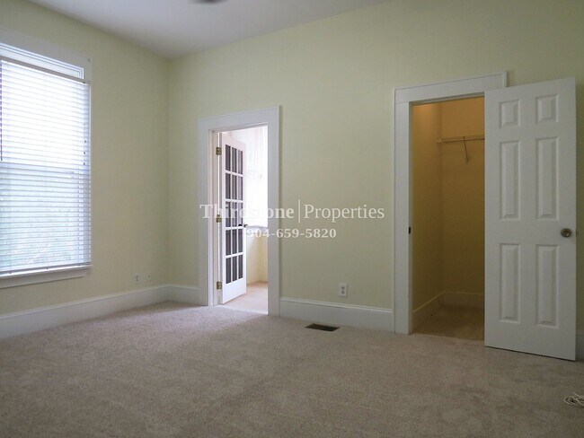 Building Photo - 212 E 6th St