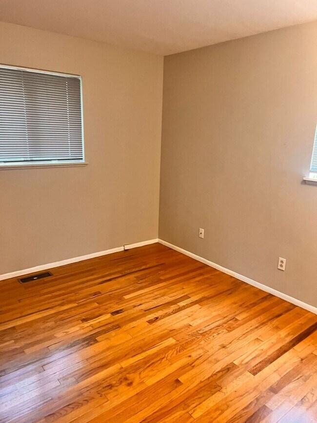Building Photo - Hardwood Floors- Large Space - Garage