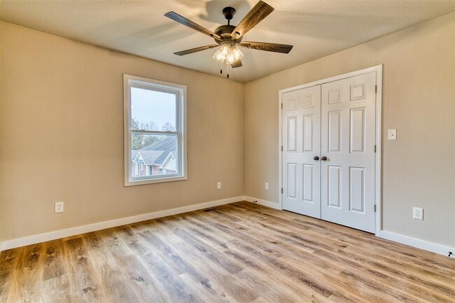 Building Photo - 913 W 9th St