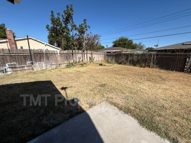 Building Photo - 8583 Fairlawn Ct