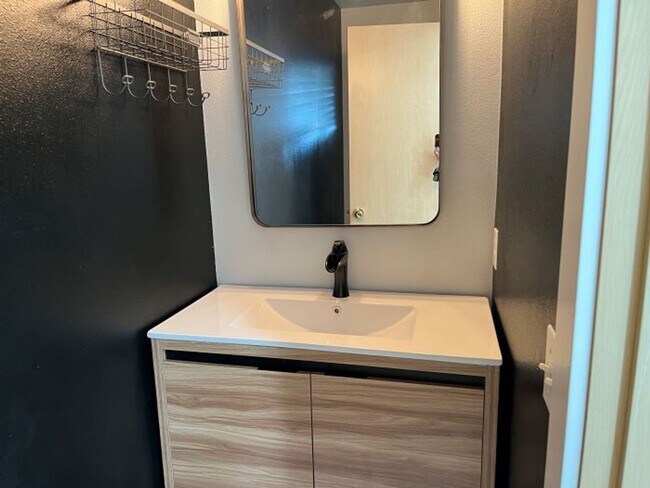Building Photo - Spacious 3-Bedroom Home for Rent in Desirable DuPont