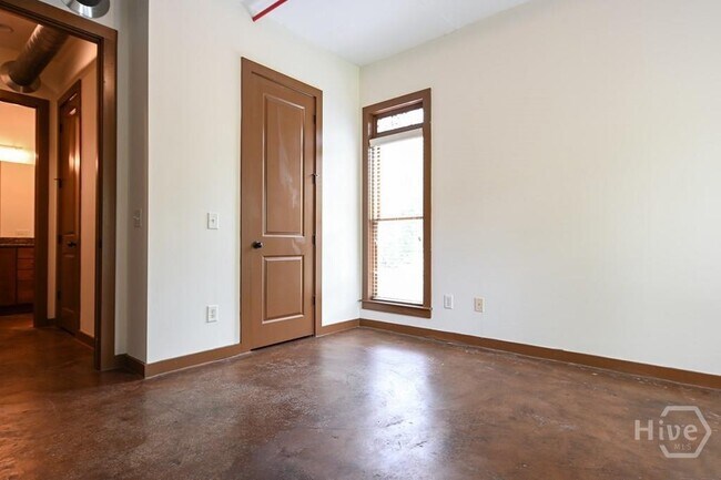 Building Photo - 250 Martha Dr