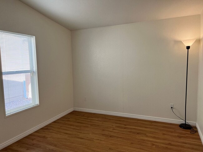 Building Photo - 3 Bedroom Westside Home