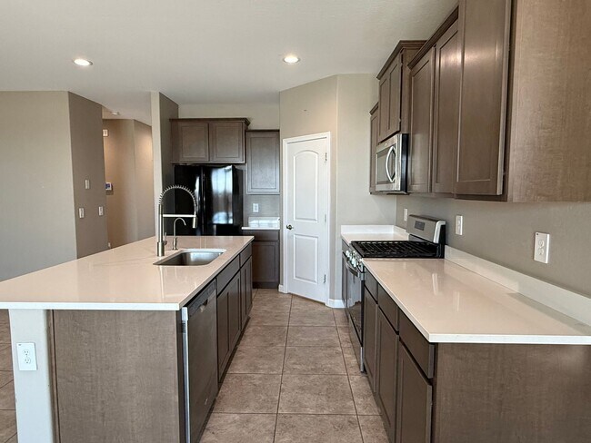 Building Photo - Beautiful Newer 4 Bedroom 3 Bathroom Anthem at Merrill Ranch Home!