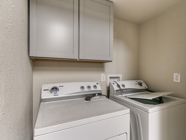 Building Photo - 2221 Churchill Pl