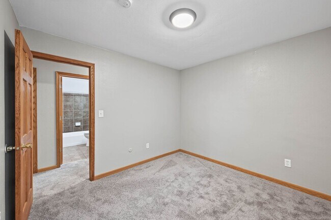 Building Photo - Updated Spacious 2BR/1 Bath Apartment Avai...