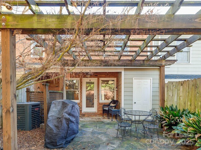 Building Photo - 527 Hawthorne Ln