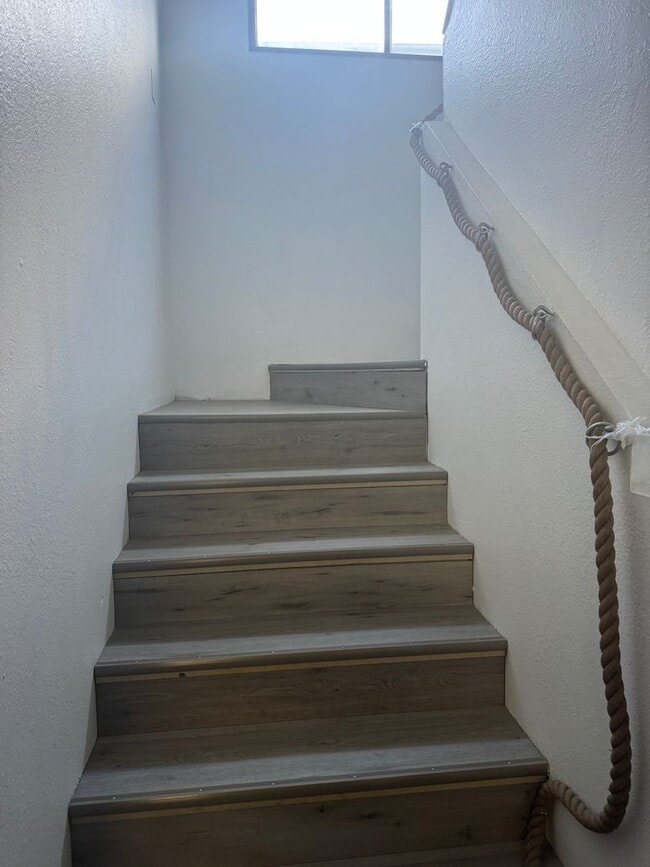 Building Photo - Lovely In-Town Shelton Home!