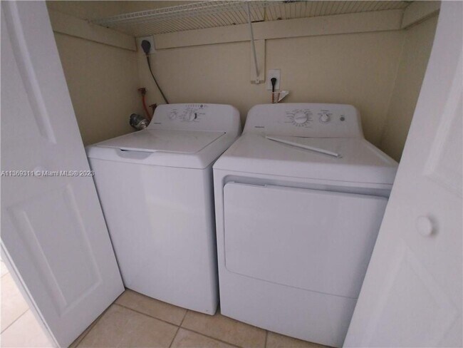 Building Photo - 2588 Coral Springs Dr