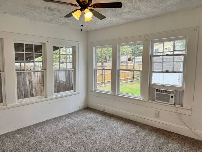 Building Photo - 3 Bed 2 Bath Home With Tons Of Natural Light
