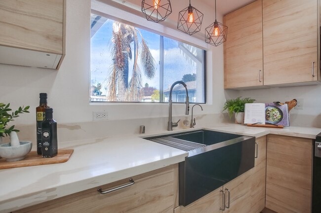 Building Photo - Newly Renovated 3BR/2BA Condo in