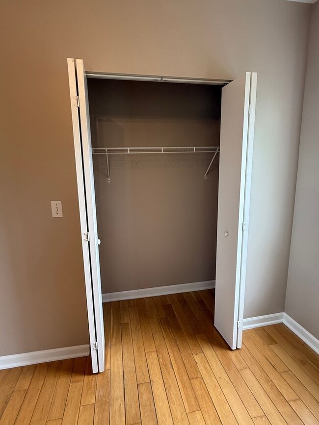 Building Photo - 3 Bedroom 2 Bath Apartment in Rogers Park