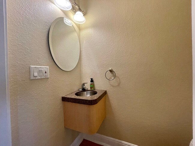 Building Photo - 3 Bed 2.5 Bath Townhouse in A+ location!