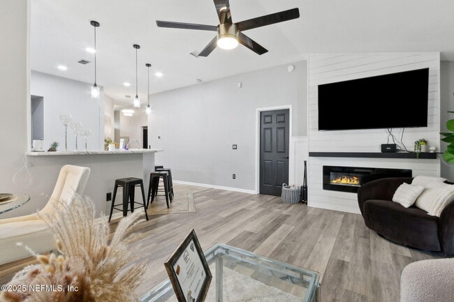 Building Photo - 1658 Hudderfield Cir W