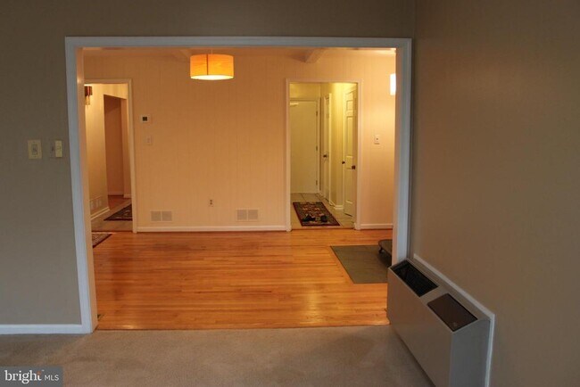 Building Photo - 6210 Cottonwood St