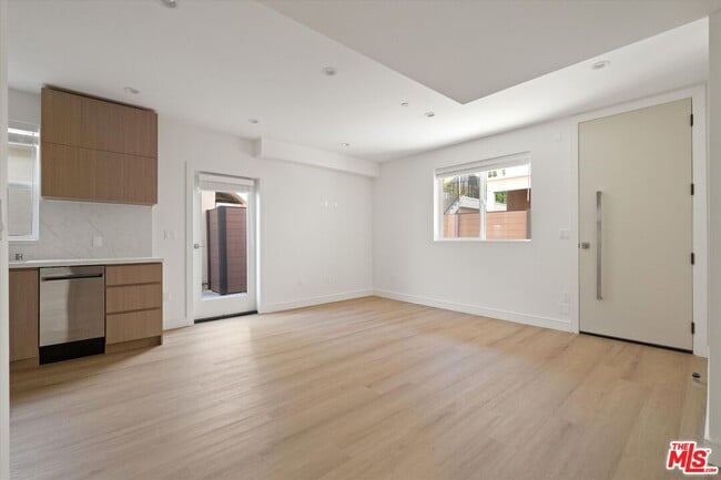 Building Photo - 15207 1/2 Morrison St