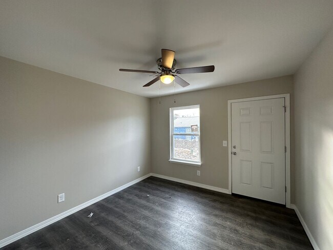 Building Photo - 2 Bedroom • 2 Bathroom • Triplex Unit in S...