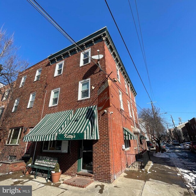 Building Photo - 2721 E Somerset St