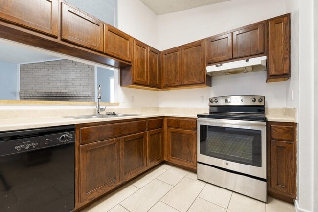 Building Photo - 5718 Champions Hill Dr