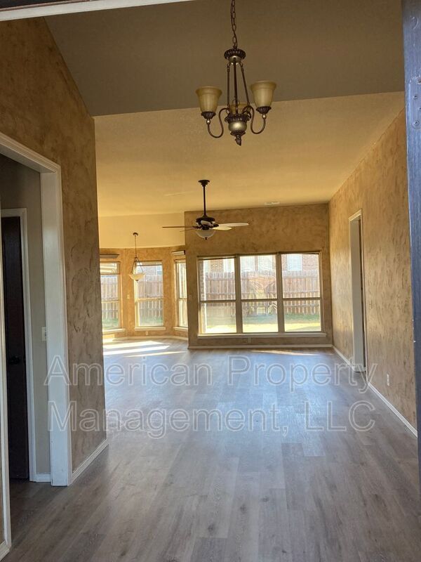 Building Photo - 15609 S Broadway St