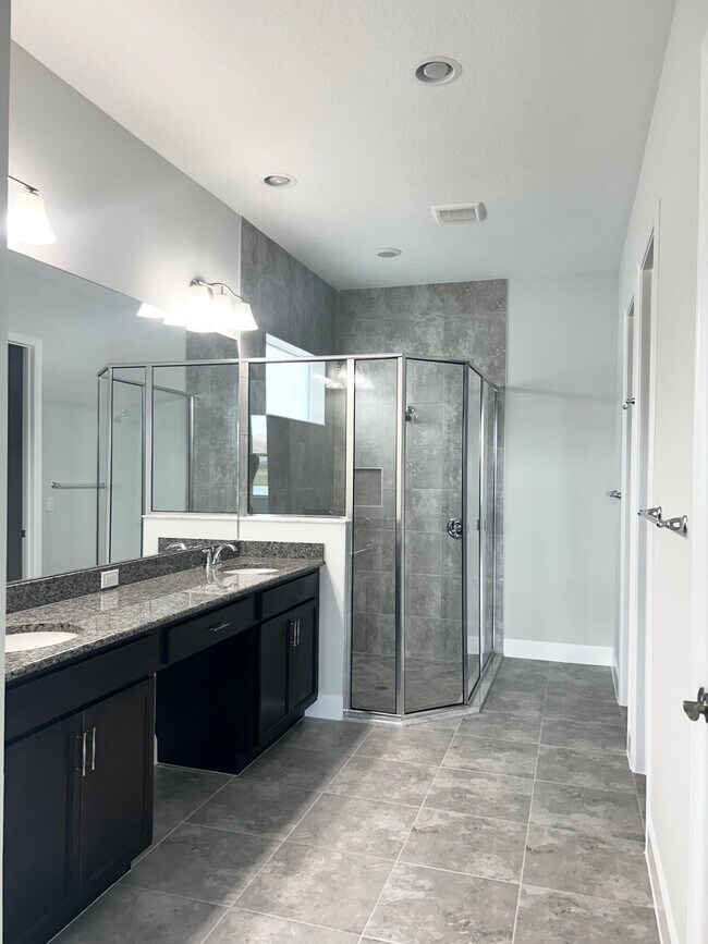 Building Photo - 15192 Wildwood Cir