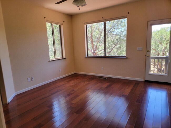 Building Photo - 255 Canyon Dr